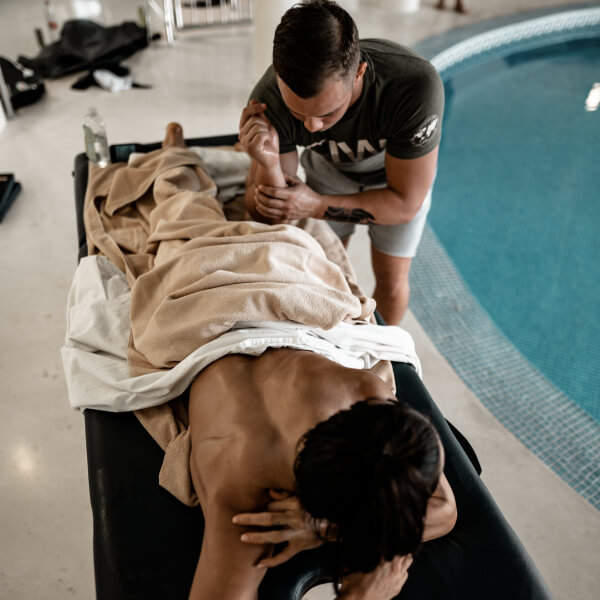 Ayurveda Potsdam. Geniessen Sie ein ayuvedische Ganzkörpermassage mit biologischen Ayurveda Kräuter Öl.