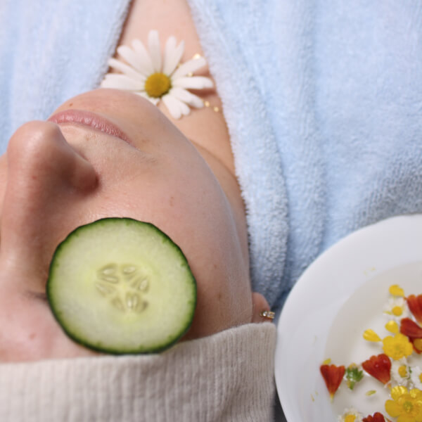 Ayurveda Potsdam Gesichtsmassage regeneriert und nährt Ihre zarte Gesichtshaut. Biologische Gesichtsöle dringen tief in die Haut ein und geben ihr wieder Spannkraft und Ausstrahlung.